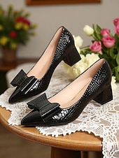 preiswerte 1950er Jahre-Damen-Pumps aus Lackleder im Vintage-Stil mit Krokodilprägung – braune Pumps mit spitzer Spitze, übergroßer Schleife und Blockabsatz fürs Büro, Teepartys und Outfits im Stil der 50er Jahre