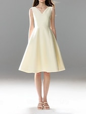 billige Uformell / Dagsbryllup-A-Line Hjemkomst Kjoler Elegant Kjole Utdanning Cocktailfest Knelengde Uten Ermer V-Utforming Lommestoff V Rygg med Lomme
