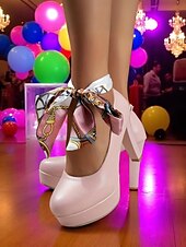billige 1980-tallet-Damesko i vintage-stil, svart med platåhæler fra 1980-tallet og rutete ankelbånd – retro pin-up-pumps til fester, dansearrangementer og kvelder ute