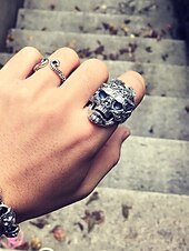 abordables Bijoux pour hommes-Bague gothique crâne pour homme avec cristaux rouges, matériau en alliage, design vintage pour fêtes d&#039;Halloween, style punk et occasion rétro