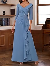 billiga Bröllopsgästklänningar-A-Linje Bröllopsgäst Klänningar Elegant Klänning Bröllopsgäst Förlovning Golvlängd 3/4 Längd Ärmar V-ringad Chiffong med Fållar Ruched Pärla