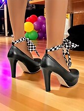billige 1980-tallet-Damesko i vintage-stil, svart med platåhæler fra 1980-tallet og rutete ankelbånd – retro pin-up-pumps til fester, dansearrangementer og kvelder ute