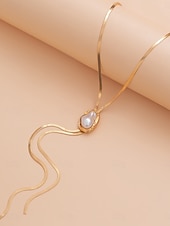 お買い得  レディースネックレス-不規則なパールペンダントが付いたレディースのロングゴールドラリアットネックレス。デートやパーティー、イブニングウェアにぴったりのエレガントなステートメントジュエリーです。