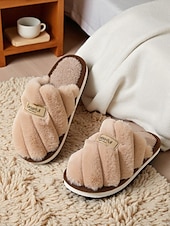 abordables Claquettes et tongs femme-Chaussons en fausse fourrure pour femme – chaussures d&#039;intérieur ultra douces pour le confort hivernal, la détente dans la chambre et la lecture détendue