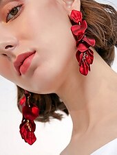 abordables Boucle d&amp;#39;oreille pour femme-Boucles d&#039;oreilles pendantes en satin rouge pour femmes - design élégant en pétales superposés pour les fêtes à la mode, les cocktails et les tenues de soirée