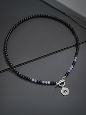 billige Menns smykker-Herrekjede med natursteinperler – svart og blå edelstenshalskjede med solanheng og vippelås for bohemsk eller festantrekk