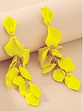 abordables Boucle d&amp;#39;oreille pour femme-Boucles d&#039;oreilles pendantes en satin rouge pour femmes - design élégant en pétales superposés pour les fêtes à la mode, les cocktails et les tenues de soirée