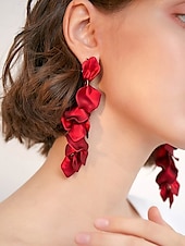abordables Boucle d&amp;#39;oreille pour femme-Boucles d&#039;oreilles pendantes en satin rouge pour femmes - design élégant en pétales superposés pour les fêtes à la mode, les cocktails et les tenues de soirée