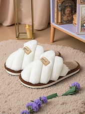 abordables Claquettes et tongs femme-Chaussons en fausse fourrure pour femme – chaussures d&#039;intérieur ultra douces pour le confort hivernal, la détente dans la chambre et la lecture détendue