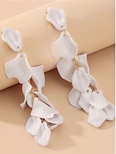 abordables Boucle d&amp;#39;oreille pour femme-Boucles d&#039;oreilles pendantes en satin rouge pour femmes - design élégant en pétales superposés pour les fêtes à la mode, les cocktails et les tenues de soirée