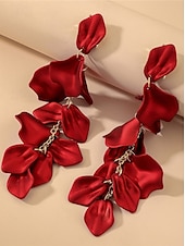 abordables Boucle d&amp;#39;oreille pour femme-Boucles d&#039;oreilles pendantes en satin rouge pour femmes - design élégant en pétales superposés pour les fêtes à la mode, les cocktails et les tenues de soirée