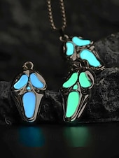 abordables Accessoires d&#039;Halloween-Collier pendentif fantôme phosphorescent pour homme – Bijoux d&#039;horreur d&#039;Halloween pour soirées costumées et événements nocturnes