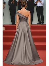 preiswerte Empire-Waist-Abendkleider-Schwarz-Bindung A-Linien Abendkleid Elegantes Kleid Formelle Hochzeit bodenlang ärmellos schulterfrei Satin mit Falten gerafft