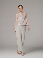 baratos Terninhos de calça da mamãe-Terninho Traje de 3 peças Longo Vestido Para Mãe dos Noivos Sem Manga Scoop pescoço Elegante Convidado do casamento Chiffon Renda Embrulho incluido com Lantejoulas