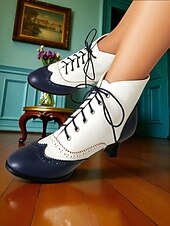 olcso 1950-es évek-női 1950-es évekbeli vintage oxford bokacsizma – kétszínű, fűzős, brogue sarkú, szárnyas hegyű kialakítású, edward stílusban, retró öltözékekhez, cosplayhez, teadélutánokhoz és mindennapi viselethez.