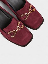 abordables Chaussures sans lacet et mocassins femme-Mocassins à talon carré en daim bordeaux pour femmes - chaussures habillées à enfiler à bout carré avec détail mors doré, style rétro classique pour le bureau, les tenues d&#039;affaires et les occasions