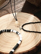 Недорогие Мужские украшения-Мужской комплект из 3-х пляжных ожерелий: черные и белые бусины из смолы, подвеска из ракушек и цепочка из вощеной веревки — украшения в стиле серфера для лета, фестивалей и повседневных образов.