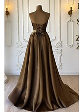 abordables Vestidos de noche de cintura imperio-Corte A Cola de Corte Trajes de gala Vestidos de noche Corte Cenicienta Vestimenta formal Elegante Reluciente Estilo de Celebridad Sin Mangas Sin Tirantes Fiesta de jardin Boda Satén con Fruncido