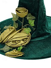 levne Halloweenské doplňky-Dámský zelený sametový čarodějnický klobouk se saténovými růžemi a břečťanem – elegantní halloweenský kostýmní klobouk na večírky a tematické akce