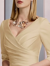 billiga Golvlängd-Strandbröllop A-Linje Gyllene Klänningar Mor till bruden Klänning Bröllop Gäst Elegant Vintage Plus Size V Hals Te Längd Satäng 3/4 Lång Ärmar med Fällor klä dig för att imponera fri anpassad storlek