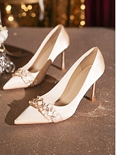 billiga Brud-Vita pumps med spetsiga höga klackar i satin för kvinnor, volang och kristallkedjeutsmyckning - eleganta brudskor för bröllop och formella tillfällen