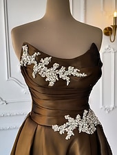 abordables Vestidos de noche de cintura imperio-Corte A Cola de Corte Trajes de gala Vestidos de noche Corte Cenicienta Vestimenta formal Elegante Reluciente Estilo de Celebridad Sin Mangas Sin Tirantes Fiesta de jardin Boda Satén con Fruncido