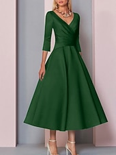 billiga Golvlängd-Strandbröllop A-Linje Gyllene Klänningar Mor till bruden Klänning Bröllop Gäst Elegant Vintage Plus Size V Hals Te Längd Satäng 3/4 Lång Ärmar med Fällor klä dig för att imponera fri anpassad storlek