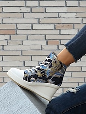 preiswerte Damen-Sneaker-Damen-Wedge-Sneaker aus blauem Denim mit Schmetterlings-Print – lässige Schnürstiefel mit verstecktem Absatz für Reisen, Streetwear und Alltagsoutfits