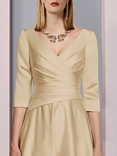 billiga Golvlängd-Strandbröllop A-Linje Gyllene Klänningar Mor till bruden Klänning Bröllop Gäst Elegant Vintage Plus Size V Hals Te Längd Satäng 3/4 Lång Ärmar med Fällor klä dig för att imponera fri anpassad storlek