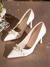billiga Brud-Vita pumps med spetsiga höga klackar i satin för kvinnor, volang och kristallkedjeutsmyckning - eleganta brudskor för bröllop och formella tillfällen