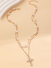 abordables Collar de mujer-Collar de cruz navideña para mujer, cadena de oro en capas con colgante de perla y diamantes de imitación, elegante joyería navideña para fiestas, bodas y regalos.