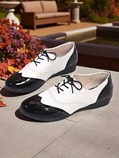 preiswerte 1950er Jahre-Burgunderrote und weiße Oxford-Ballerinas mit Flügelkappe für Damen – Brogues aus Lackleder im Vintage-Stil der 1950er für lässigen Streetstyle und Arbeitskleidung
