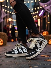 billige For kvinner-Svarte og hvite Halloween-sneakers med hodeskalle og snøring til dame – gotisk streetwear-stil for festivalkvelder og kostymefester