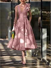 abordables Robes de cocktail-Ligne A Longueur thé Robes de Cocktail Robes de soirée Élégant ancien Sans manches Col en V Formel robe demoiselle d honneur Ceinture / Écharpe Satin avec Plis Fleur d&#039;Épaule