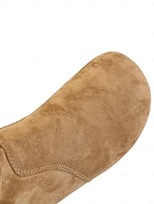 olcso Slouch Boots-Női velúr csizma, fonott bojtos részletekkel, bohém lezser stílusú, kényelmes, lapos talpú cipő, női városi utcai viseletre és mindennapi viseletre.