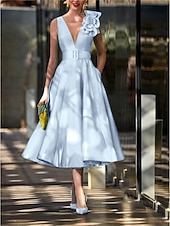 abordables Robes de cocktail-Ligne A Longueur thé Robes de Cocktail Robes de soirée Élégant ancien Sans manches Col en V Formel robe demoiselle d honneur Ceinture / Écharpe Satin avec Plis Fleur d&#039;Épaule