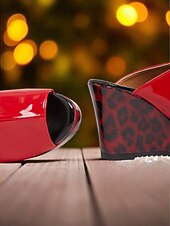 levne Noční párty-Dámské červené lakované sandály na klínku - boty s otevřenou špičkou a leopardím potiskem na platformě, vhodné na noční život a do klubu