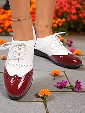 preiswerte 1950er Jahre-Burgunderrote und weiße Oxford-Ballerinas mit Flügelkappe für Damen – Brogues aus Lackleder im Vintage-Stil der 1950er für lässigen Streetstyle und Arbeitskleidung