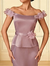 preiswerte Bodenlänge-A-Linie Brautmutterkleid Elegant Schulterfrei Hofschleppe Satin Kappenärmel mit Blume