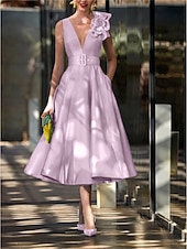 abordables Robes de cocktail-Ligne A Longueur thé Robes de Cocktail Robes de soirée Élégant ancien Sans manches Col en V Formel robe demoiselle d honneur Ceinture / Écharpe Satin avec Plis Fleur d&#039;Épaule