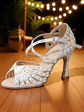 abordables Zapatos de baile latino-Zapatos de baile latino con tiras y hebillas de diamantes de imitación blancos para mujer: sandalias profesionales de salsa para fiestas Gatsby y eventos de baile vintage.