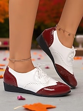 preiswerte 1950er Jahre-Burgunderrote und weiße Oxford-Ballerinas mit Flügelkappe für Damen – Brogues aus Lackleder im Vintage-Stil der 1950er für lässigen Streetstyle und Arbeitskleidung