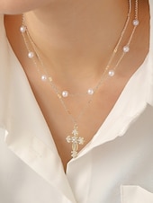 abordables Collar de mujer-Collar de cruz navideña para mujer, cadena de oro en capas con colgante de perla y diamantes de imitación, elegante joyería navideña para fiestas, bodas y regalos.