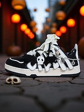 billige For kvinner-Svarte og hvite Halloween-sneakers med hodeskalle og snøring til dame – gotisk streetwear-stil for festivalkvelder og kostymefester