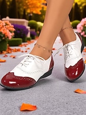 preiswerte 1950er Jahre-Burgunderrote und weiße Oxford-Ballerinas mit Flügelkappe für Damen – Brogues aus Lackleder im Vintage-Stil der 1950er für lässigen Streetstyle und Arbeitskleidung