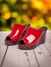 levne Noční párty-Dámské červené lakované sandály na klínku - boty s otevřenou špičkou a leopardím potiskem na platformě, vhodné na noční život a do klubu