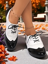 preiswerte 1950er Jahre-Burgunderrote und weiße Oxford-Ballerinas mit Flügelkappe für Damen – Brogues aus Lackleder im Vintage-Stil der 1950er für lässigen Streetstyle und Arbeitskleidung