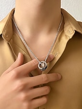 abordables Joyas para hombres-Collar con colgante navideño de acero y titanio para hombre: elegantes anillos entrelazados con detalles de diamantes: el regalo perfecto para las fiestas.