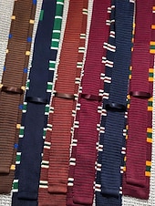 levne Pánské kravaty a motýlky-Pánská pletená pruhovaná kravata - stylová tkaná vánoční kravata s červenými, bílými a černými pruhy pro sváteční večírky a slavnostní příležitosti