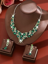 رخيصةأون زفاف ACC-مجموعة مجوهرات نسائية من الكريستال الأخضر - قلادة أنيقة من أحجار الراين وأقراط متدلية لحفلة عيد الميلاد أو الولائم المسائية أو هدية العيد